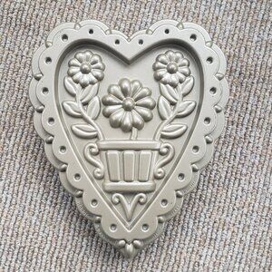 Williams Sonoma Gold Nordic Ware Decorative Heart Cake Pan Flowers Floral